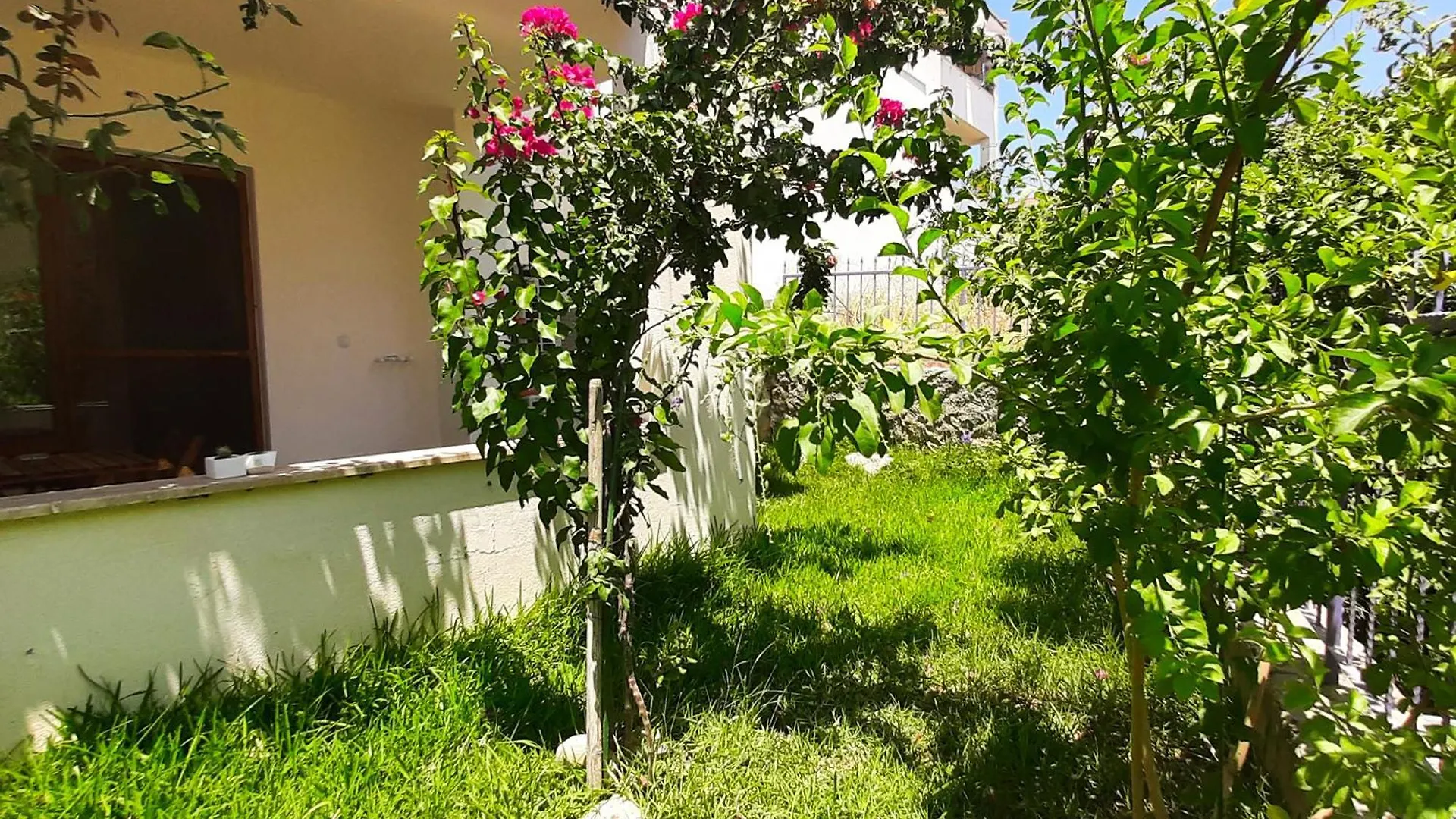 Lägenhet #481 - Spacious 3Br Duplex With Private Garden