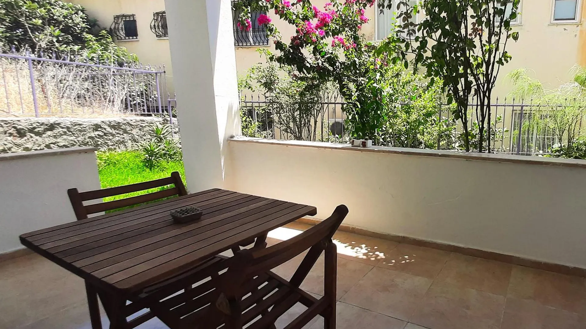 #481 - Spacious 3Br Duplex With Private Garden Turquia